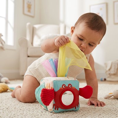 Bébé à quatre pattes jouant avec cube d'activité crabe Montessori, boîte à mouchoirs tissu jouet éducatif bébé