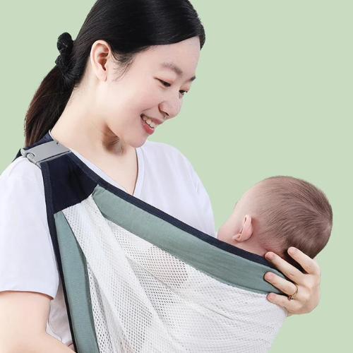 Maman portant bébé avec écharpe de portage ergonomique