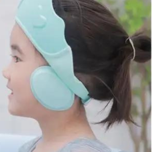 Petite fille avec bonnet de bain ajustable