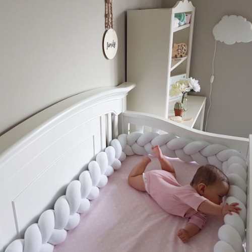 Comment installer un tour de lit bébé en toute sécurité ? Le guide des parents
