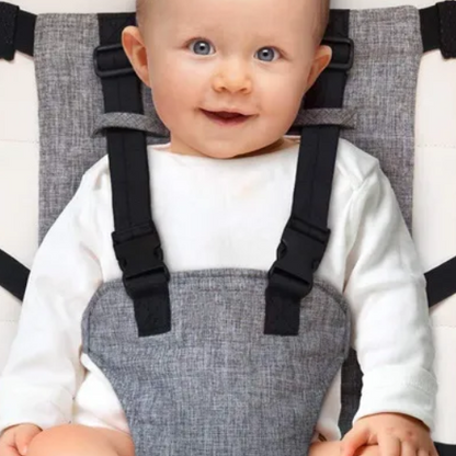 Bébé confortablement attaché avec harnais sécurité chaise haute