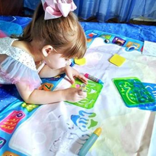 Bébé découvrant le tapis dessin magique sans tache"