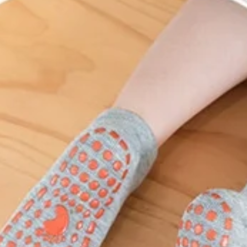 Bébé en couche portant des chaussettes antidérapantes sécurisées