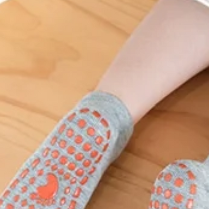 Bébé en couche portant des chaussettes antidérapantes sécurisées