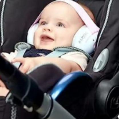 Bébé en poussette protégé avec casque anti-bruit"