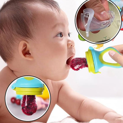 Bébé explorant une grignoteuse à poche perforée avec fruits rouges – alimentation bébé sans risque d'étouffement