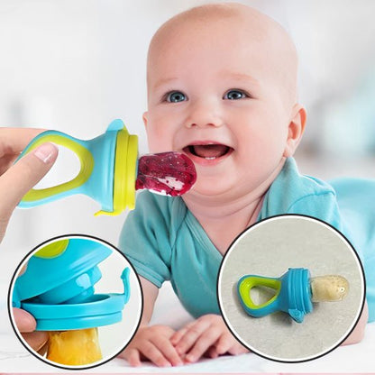 Bébé garçon souriant utilisant une grignoteuse bébé bleue avec poche silicone – diversification alimentaire sécurisée