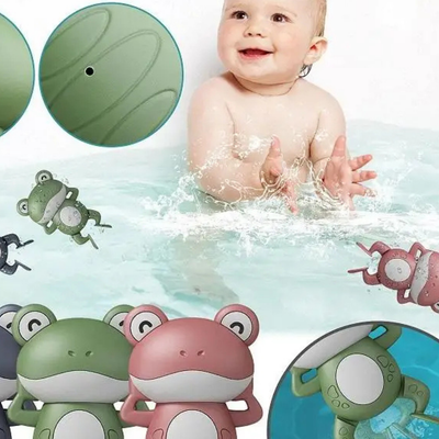 Bébé jouant avec jouet de bain grenouille arrosoir éveil aquatique