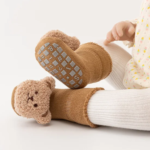 "Bébé marchant en toute sécurité avec chaussettes antidérapantes