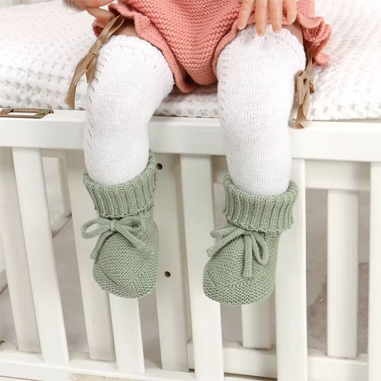 Bébé ne glisse plus avec chaussons tricotés antidérapants