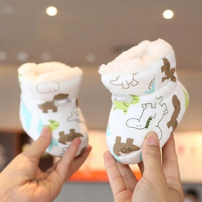 Bébé pieds au chaud dans bottillons fourrés hiver"