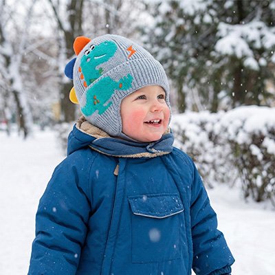 Bébé portant bonnet coton bio confortable"