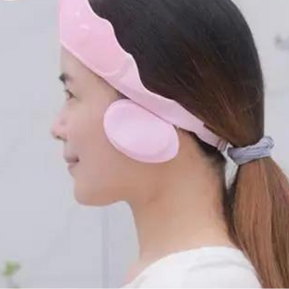 Bébé portant bonnet de bain confortable pendant le bain"