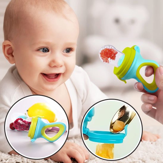 Bébé souriant avec grignoteuse bleue et verte présentée avec fruits – poche silicone alimentaire sans BPA