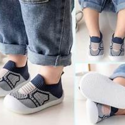 Chaussons bébé bleus respirants semelle silicone antidérapante"