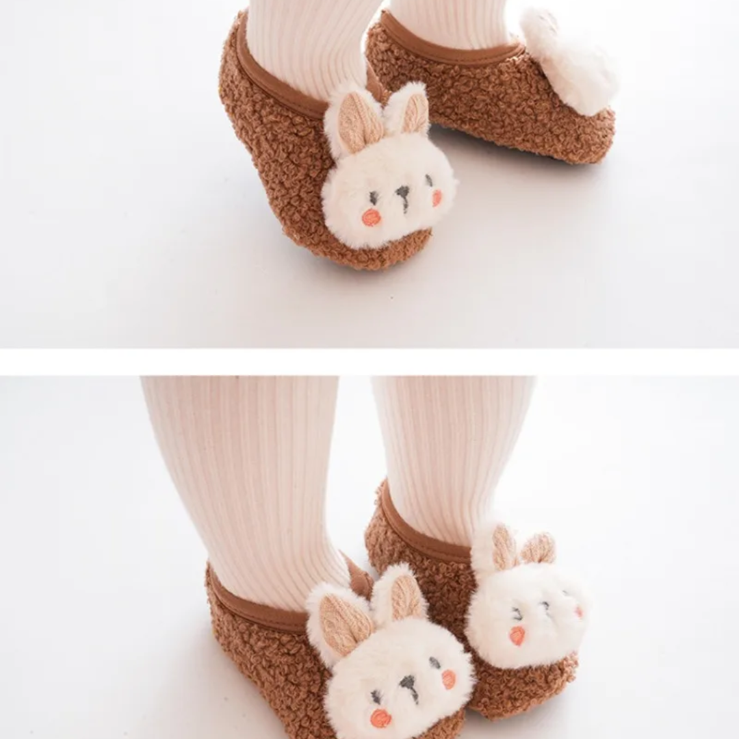 Chaussons bébé marron pelucheux pour premiers pas confortables