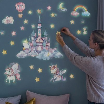 Décoration chambre enfant avec stickers muraux château magique"
