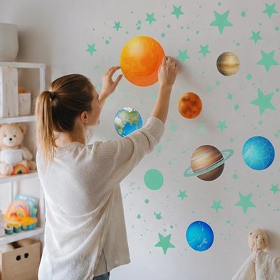 Décoration maison DIY avec autocollants étoiles phosphorescentes"