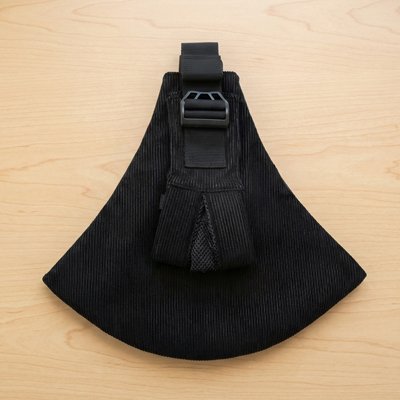 Détail des bretelles rembourrées du porte-bébé ergonomique