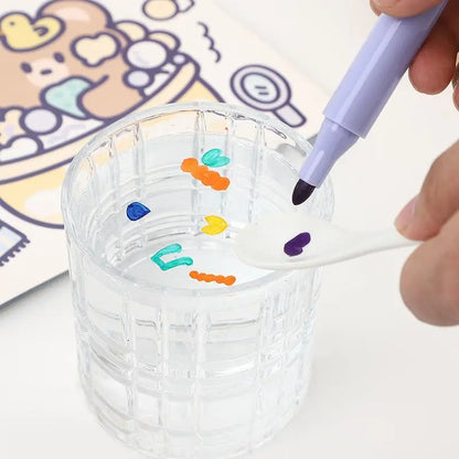 Dessins flottants créés avec crayons peinture à l'eau