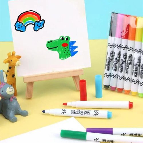 Enfant dessinant avec crayons peinture lavable à l'eau