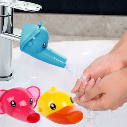 Enfant se lavant les mains avec rallonge robinet flexible"