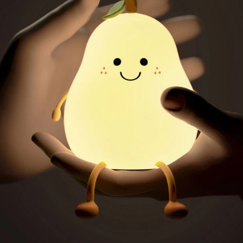 Enfant utilisant la veilleuse LED Night pour s’endormir"
