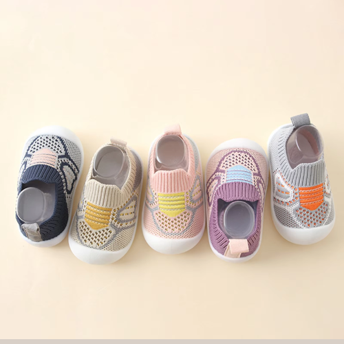 Enfants portant des chaussons bébé colorés antidérapants"