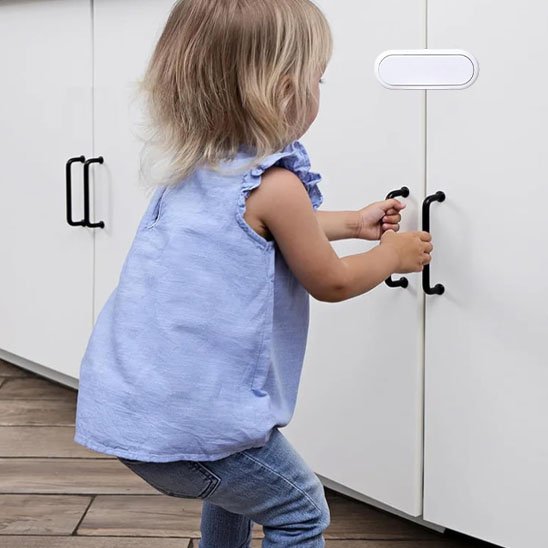 Installation rapide bloque-porte bébé en 2 minutes sur meuble sans outils