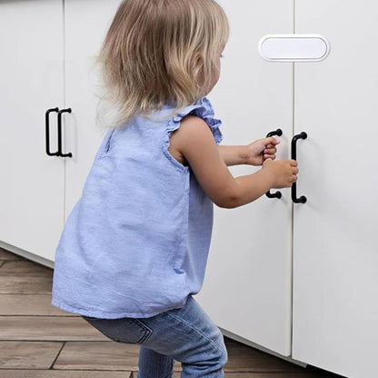 Installation rapide bloque-porte bébé en 2 minutes sur meuble sans outils