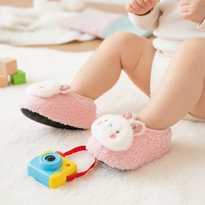 Intérieur pelucheux ultra-doux des chaussons bébé confortables