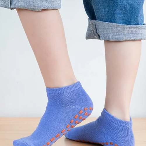 Maman enfilant des chaussettes antidérapantes à son bébé"