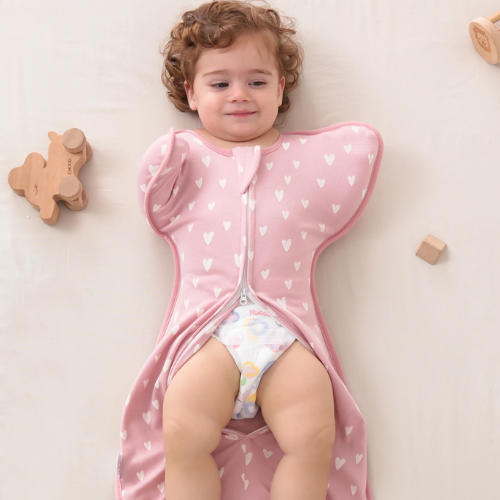 Maman habillant bébé avec gigoteuse