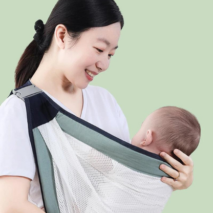 Maman portant bébé avec écharpe de portage ergonomique