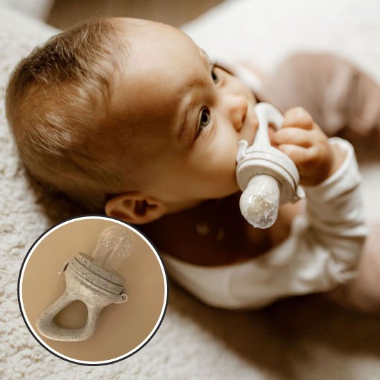 Nourrisson allongé explorant sa grignoteuse bébé silicone – soulagement dentition sans étouffement