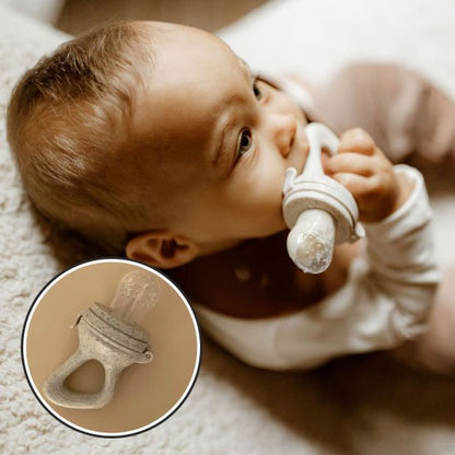 Nourrisson allongé explorant sa grignoteuse bébé silicone – soulagement dentition sans étouffement