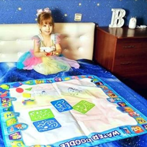 Parent et enfant jouant ensemble sur tapis dessin magique