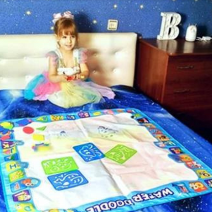 Parent et enfant jouant ensemble sur tapis dessin magique