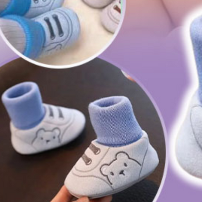 Parents enfilant des chaussons chaussettes chauds à bébé