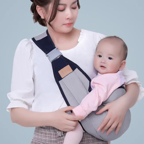 Porte bébé ergonomique gris confortable pour parent"