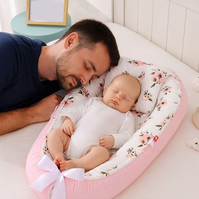 Réducteur de lit bébé SleepCocoon en coton doux avec motifs étoiles