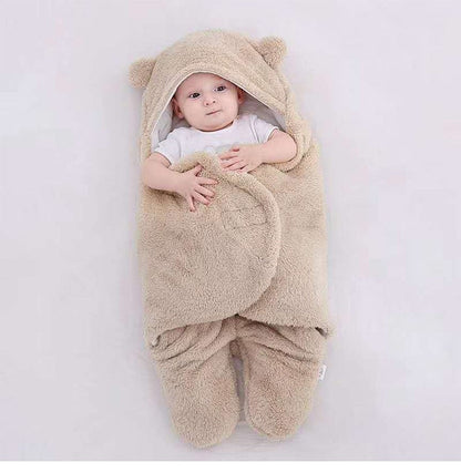 Sac de couchage bébé beige doux pour sorties et sommeil"