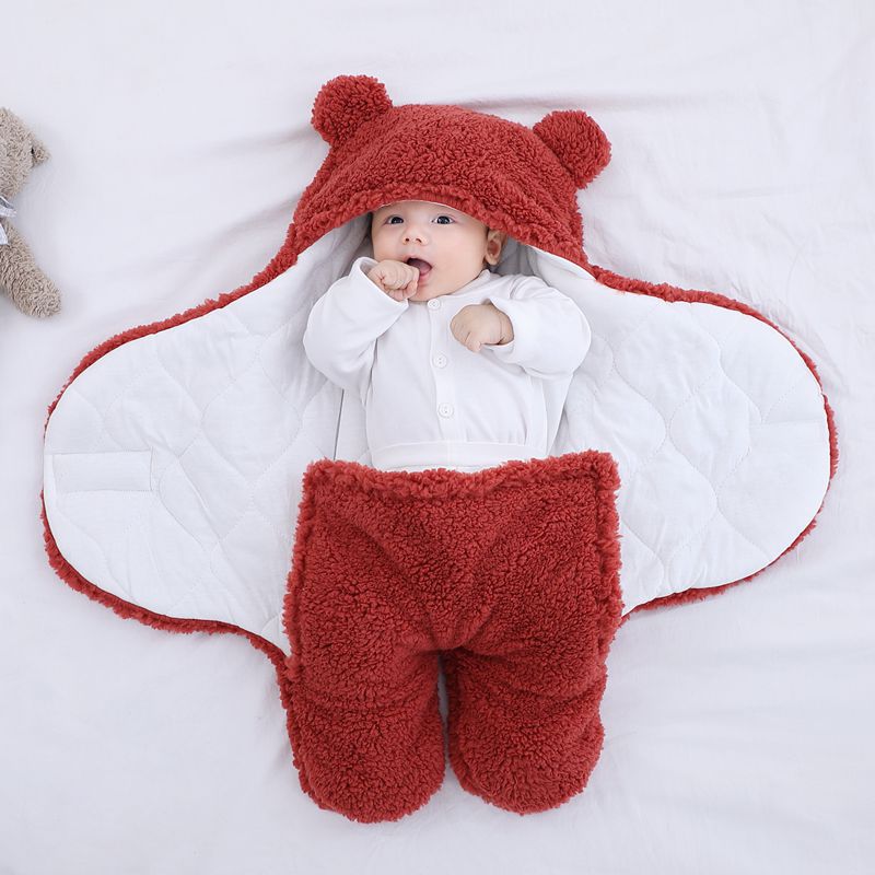 Sac de couchage bébé rouge avec capuche pour l'hiver"