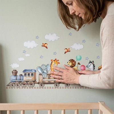 "Stickers muraux petits trains colorés pour décoration chambre bébé"