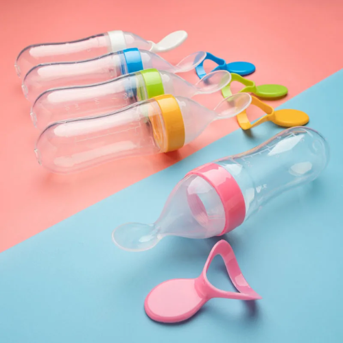    arents utilisant le biberon cuillère bébé EASYBOTTLE avec bébé_blanc