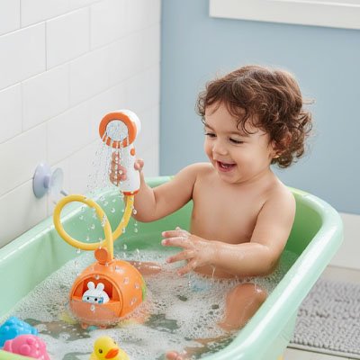 arrosoir-bain-bebe-dans-baignoire