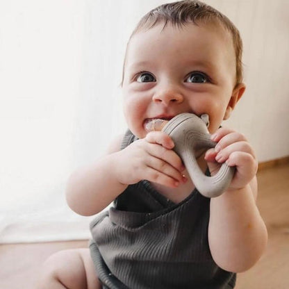 grignote-bebe-mange-seul