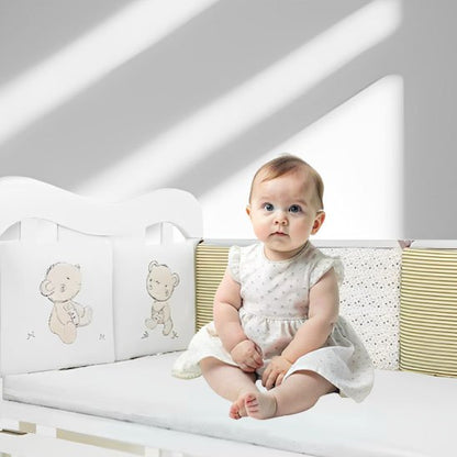 tour-de-lit-bebe-assise-dans-son-lit